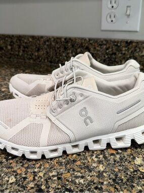 On Cloud Neutral White Athletic Sneakers ladies 9